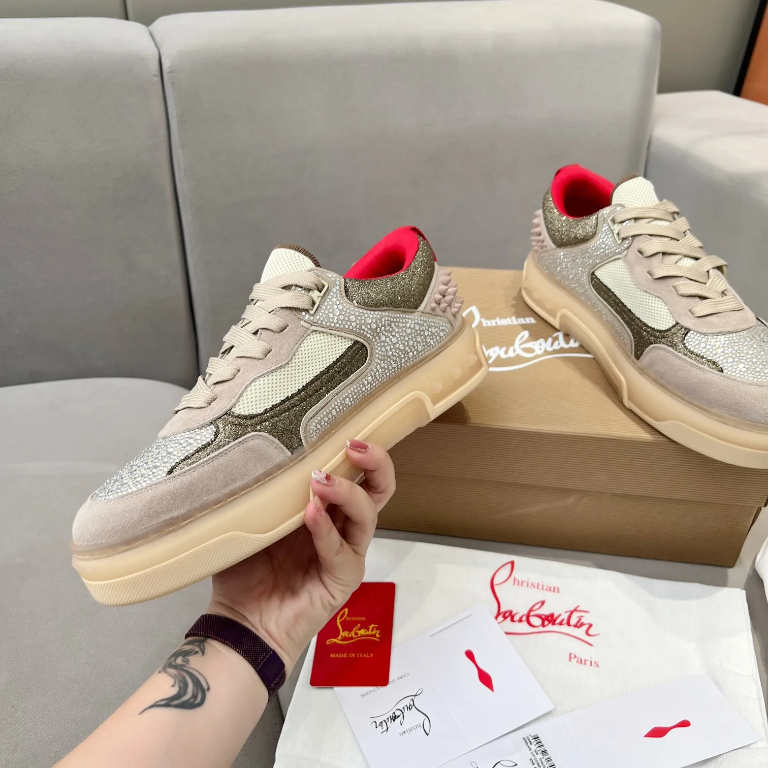 Men's clothing and shoes 💰760. Drill surface. 🌹🌹🌹̋Wang Junkai Yang Mi Xu Kai Zhang Jingyi Ding Chengxin Chen Muchi Wang Ziyi Same style Christian Louboutin 2024 [New product] Drill surface ASTROLOUBI thick-soled sports shoes for men, red-soled shoes, the perfect fusion of fashion and sports, The fabrics are made of luxurious calfskin, soft suede, smooth satin and laminated leather, and the back is decorated with classic rivets. The interior is blended with a knitted tongue for added durability, breathability and quick-drying comfort. The outsole is made of a combination of EVA foam and imported rubber, and the colorful CL iconic letters on the side of the outsole show the brand's unique style. It is a ceiling-level comfortable skate shoe! ! ! Multiple colors available, currently men’s sizes 39--45